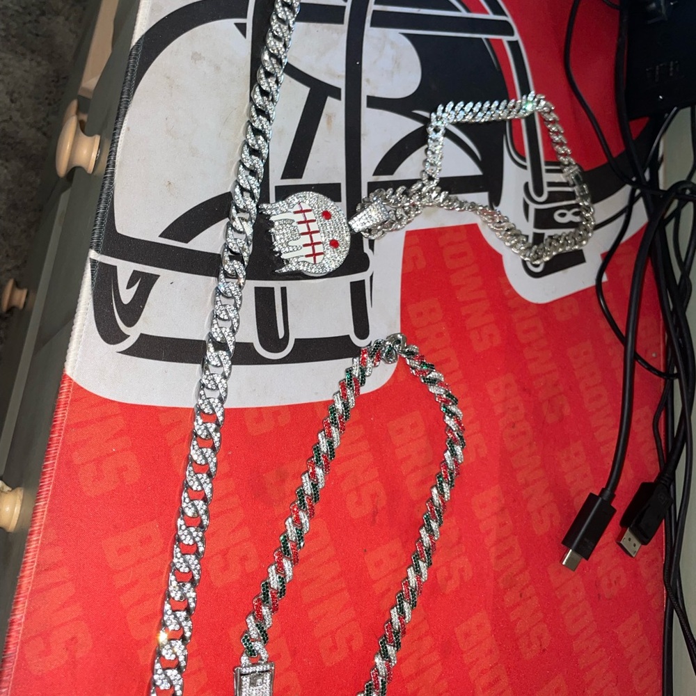 3 chains. - Picture 4 of 4
